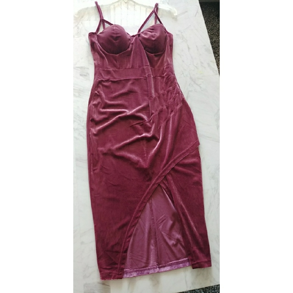 NEW OFFER! 💋Muave velvet glamour Keyhole dress